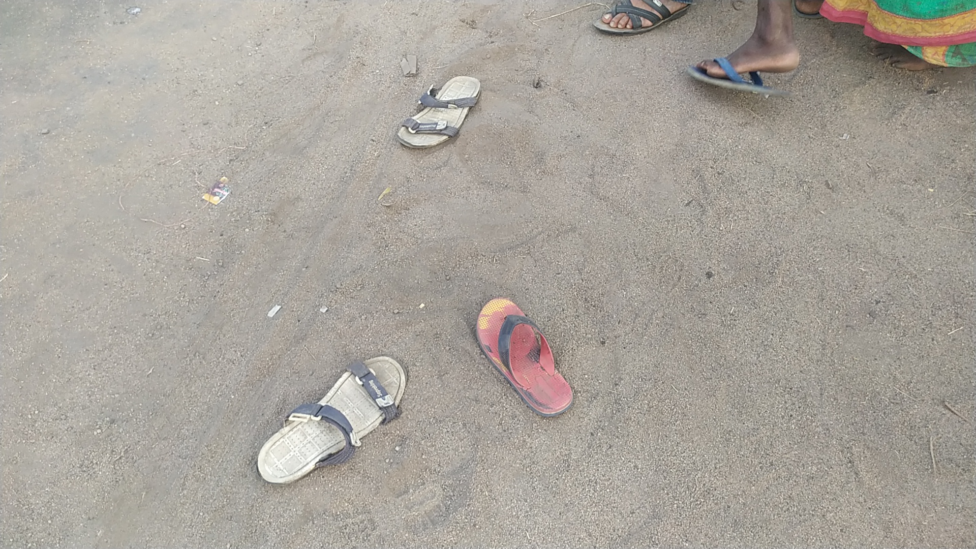 सड़क पर बिखरा मृतक युवक का चप्पल